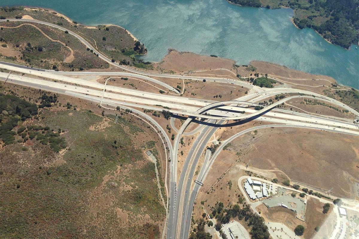 Apa Itu Live Trading? Cara Nonton & Manfaatnya untuk Investasi Saham AS