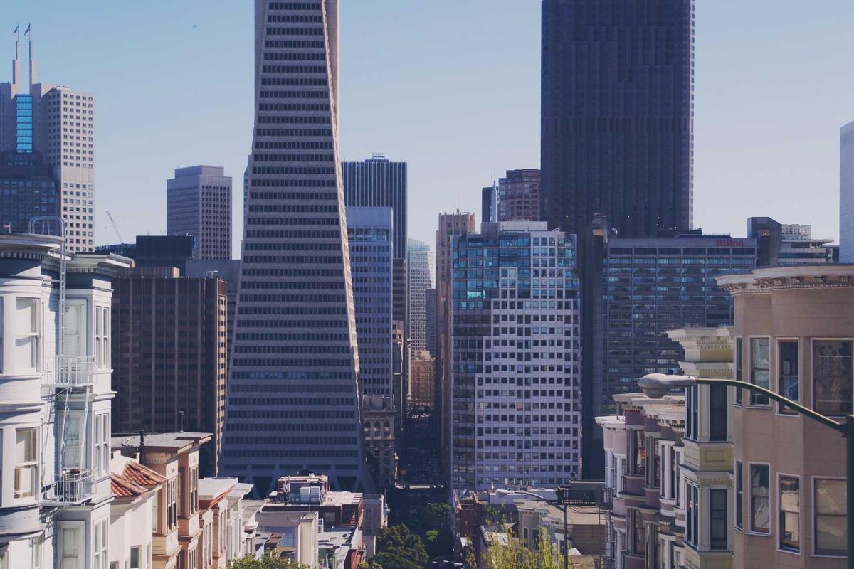 Apa Itu Live Trading? Cara Nonton & Manfaatnya untuk Investasi Saham AS